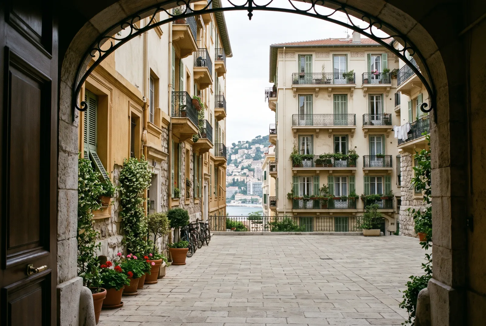 Cour intérieure d'un immeuble à Beausoleil